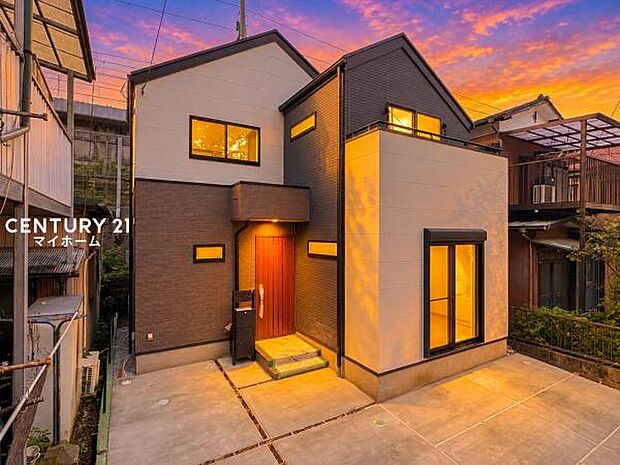 落ち着きのある夕暮れ、家族を優しく迎える住まいです♪（空と明かりなどはCG加工です）