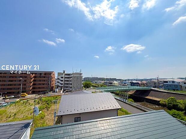 遠くまで青い空が延びてゆくその眺め。陽当たりの良さ、風通しの良さを、現地で実際に感じてみて下さい。