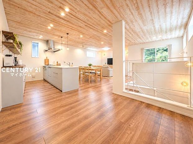 大きな窓からたっぷり光が差し込む、明るく開放的なリビング♪(家具などはCG加工です。実際には設置していません)