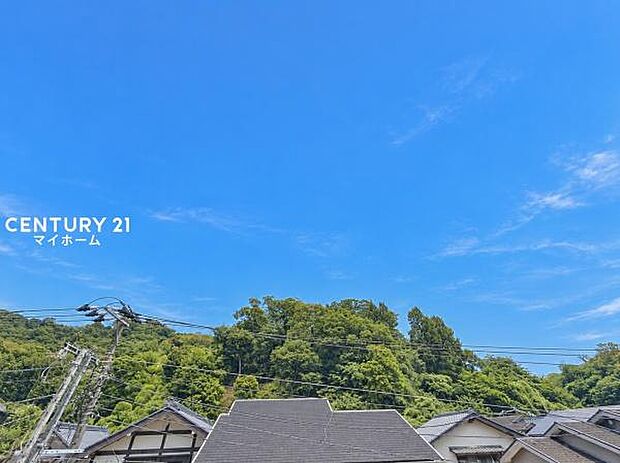 見上げれば広い空が広がる、住宅街ならではの開放的な眺望♪