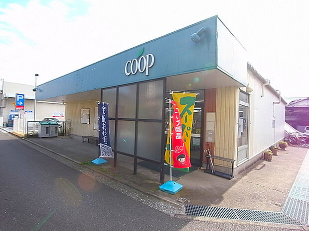 ユーコープ本郷店まで895m、お隣にドラッグストア「サンドラッグ」があります