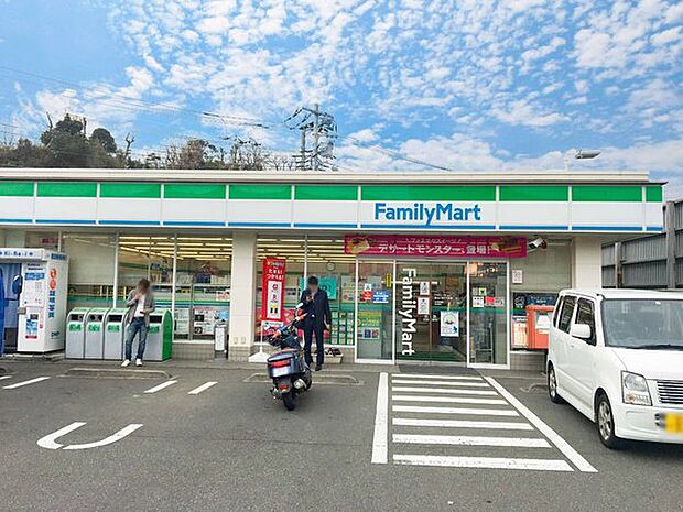 ファミリーマート鍛冶ヶ谷二丁目店まで348m