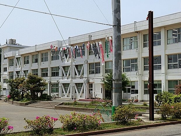 横須賀市立不入斗中学校まで1851m、勉学に、スポーツに、のびのびと、健やかに育つ生徒たちの学びの場。
