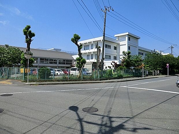 横須賀市立明浜小学校まで344m、元気に遊び、学ぶ児童たちの声が聞こえてきます