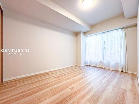 ゆったりと一日の疲れを癒やす、落ち着きある洋室です♪