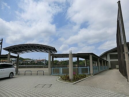 横須賀市立鷹取中学校まで1740m、勉学に、スポーツに、のびのびと、健やかに育つ生徒たちの学びの場。