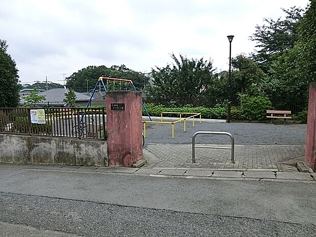 上鶴間さつき公園まで560m