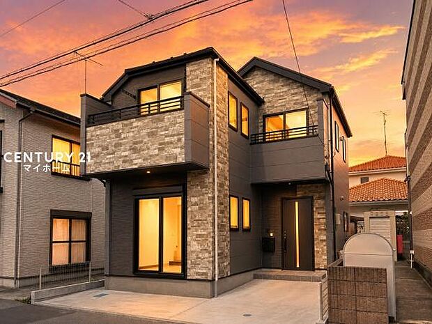 落ち着きのある夕暮れ、家族を優しく迎える住まいです♪(空と明かりなどはCG加工です)