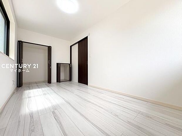 明るい光が差し込む洋室。お子様のお部屋にぴったりです♪