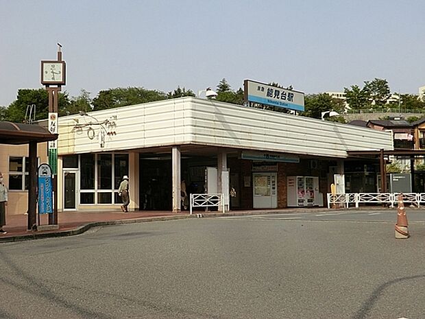 京急線「能見台」駅まで860m、エアポート急行停車駅です。駅周辺は高層マンションやスーパーが揃い、駅西側は大規模な旧分譲地が広がっています。