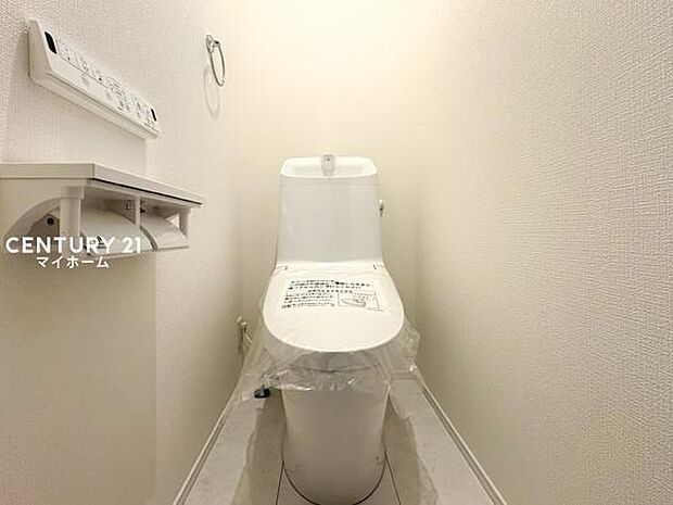 温水洗浄便座など快適な機能を備えた、清潔感あるトイレ♪