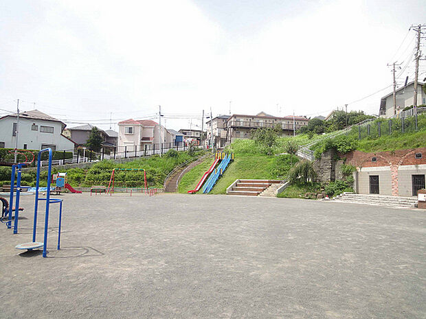 本牧町ガス山公園まで397m、横浜市瓦斯局跡地にできた公園です。近くを通る「ガス山通り」の由来もこれに拠ります。