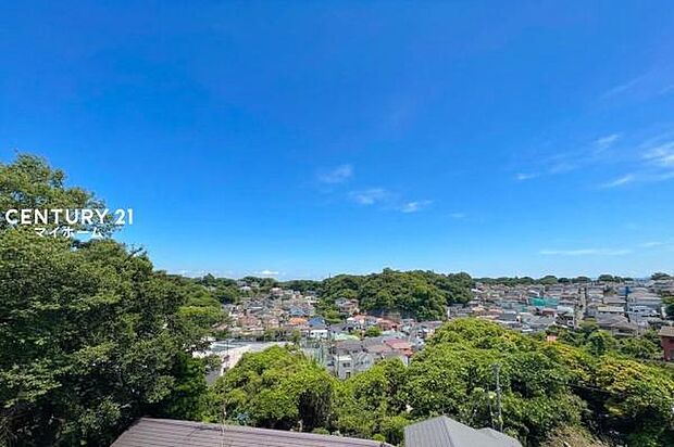 前面がひらけており、明るい光と爽やかな風を感じる眺望♪