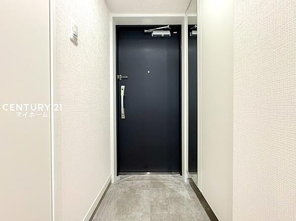 お出かけ前の身支度に便利な鏡付きの、清潔感溢れる玄関♪