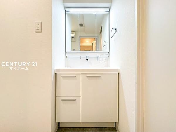 三面鏡や足元に豊富な収納を備えた使い勝手の良い洗面台♪