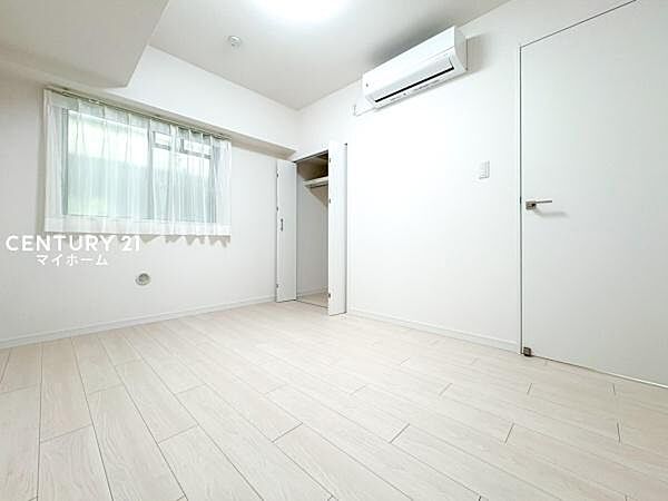 明るい光が差し込む洋室。お子様のお部屋にぴったりです♪