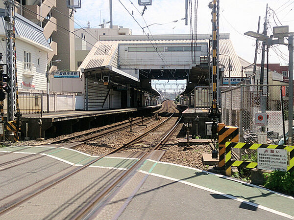 京急線「鶴見市場」駅まで439m、駅北西部にある元宮エリアで大型店舗が複数出店し、利便性が大幅に向上しています。