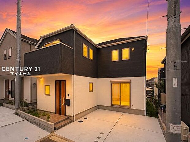 落ち着きのある夕暮れ、家族を優しく迎える住まいです♪(空と明かりなどはCG加工です)