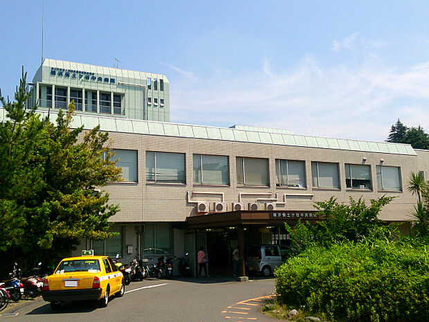 横浜保土ケ谷中央病院まで438m、以前は「船員病院」という名称でした。上星川駅が最寄駅になりますが、横浜駅からもバスでアクセスできます。