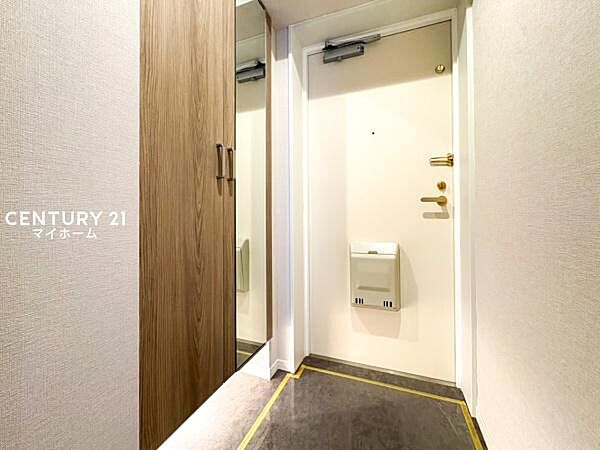 お出かけ前の身支度に便利な鏡付きの、清潔感溢れる玄関♪