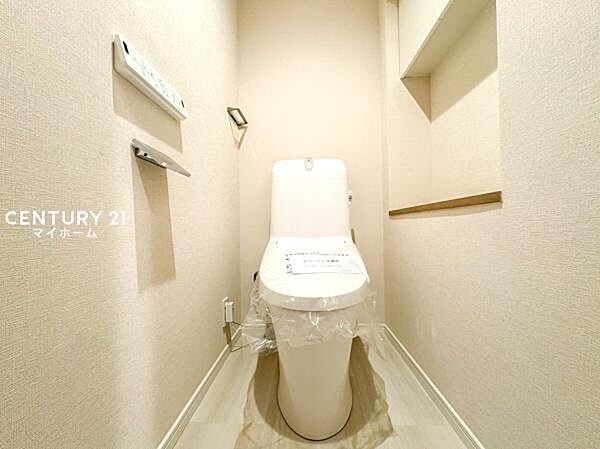 温水洗浄便座など快適な機能を備えた、清潔感あるトイレ♪