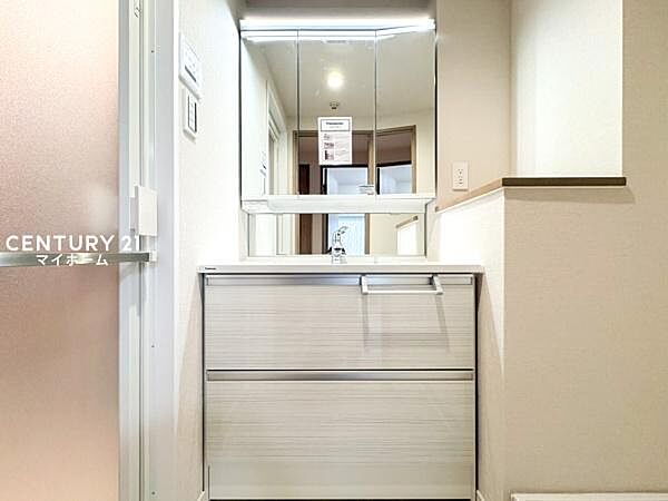 三面鏡や足元に豊富な収納を備えた使い勝手の良い洗面台♪