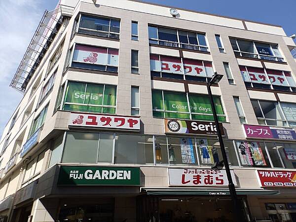 FUJIガーデン大和店まで372m、大和駅前にあります。同じ建物内に100円ショップ・ドラッグストア・ファッション「しまむら」などもあってお買い物便利です！