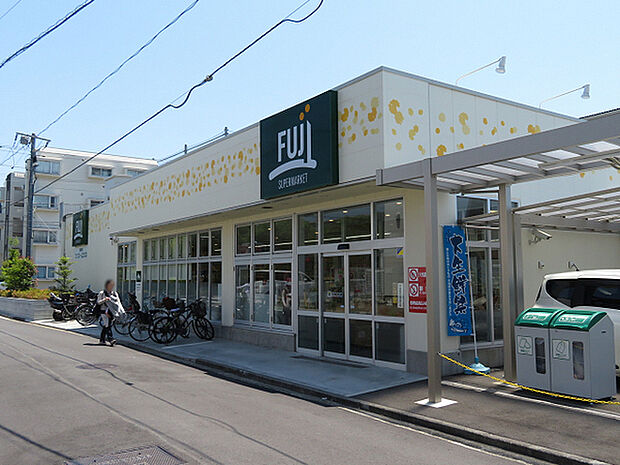 FUJI小菅ケ谷店まで366m、向かいにドラッグストア「クリエイト」があります