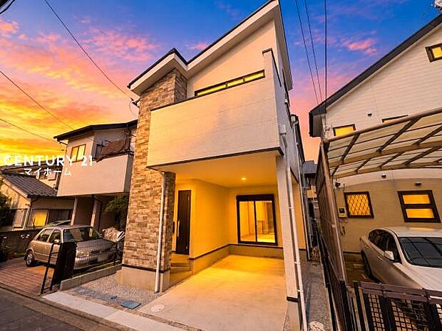 落ち着きのある夕暮れ、家族を優しく迎える住まいです♪(空と明かりなどはCG加工です)