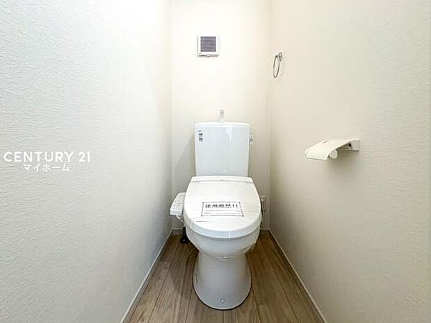 温水洗浄便座など快適な機能を備えた、清潔感あるトイレ♪