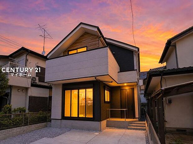 落ち着きのある夕暮れ、家族を優しく迎える住まいです♪(空と明かりなどはCG加工です)