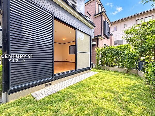 プランター栽培やホッと一息つくのに丁度いいサイズのお庭♪（芝生などはCG加工しています。実際の現地は状態が異なることがございます）