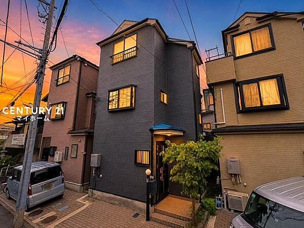 落ち着きのある夕暮れ、家族を優しく迎える住まいです♪（空と明かりなどはCG加工です）