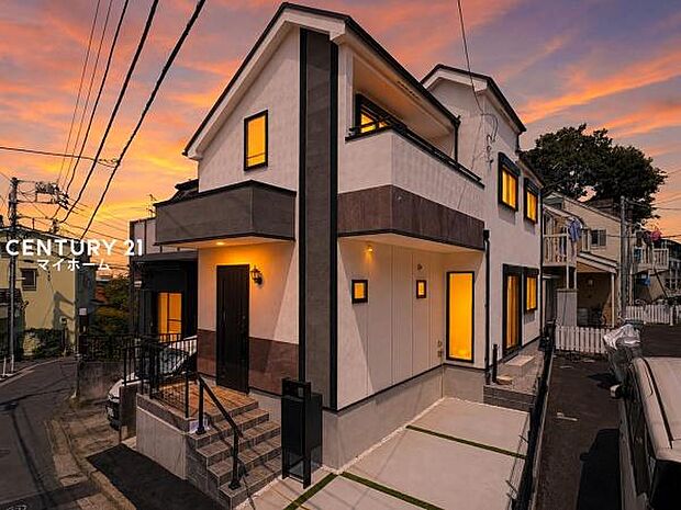 落ち着きのある夕暮れ、家族を優しく迎える住まいです♪(空と明かりなどはCG加工です)