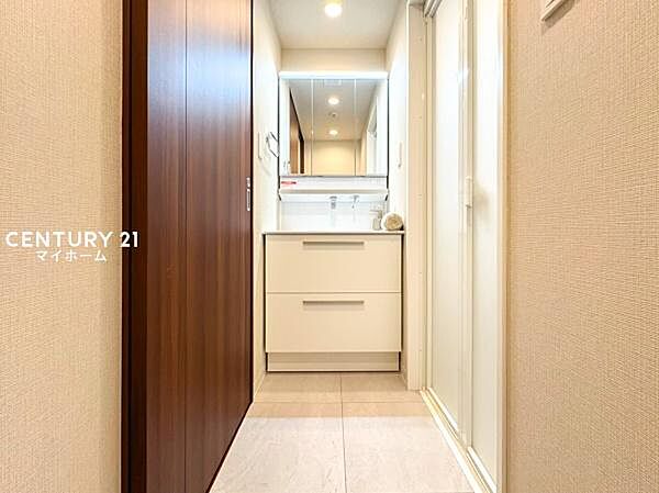 三面鏡や足元に豊富な収納を備えた使い勝手の良い洗面台♪