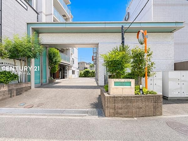 丁寧にお手入れされた、清潔感と美しさを保つエントランスです♪