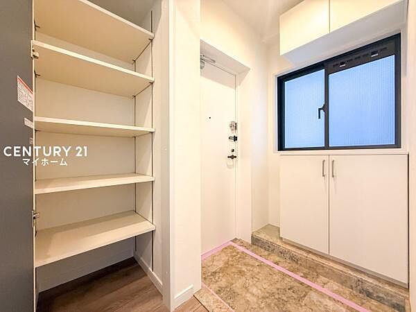 明るく白を基調とした玄関。住まいの顔にふさわしいキレイな空間♪