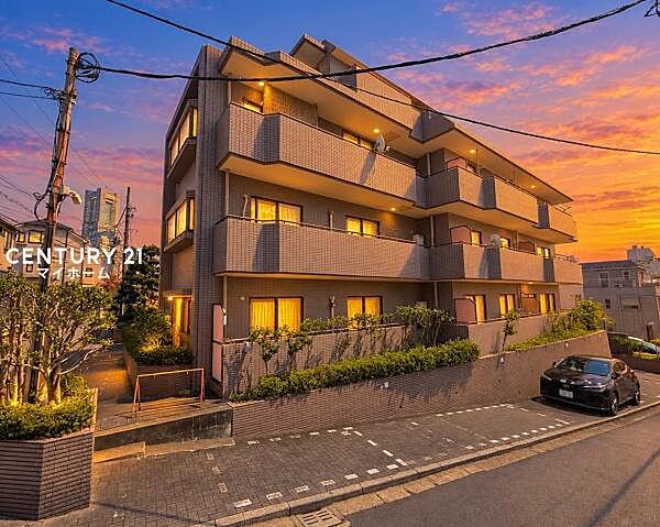 落ち着きのある夕暮れ、家族を優しく迎える住まいです♪（空と明かりなどはCG加工です）