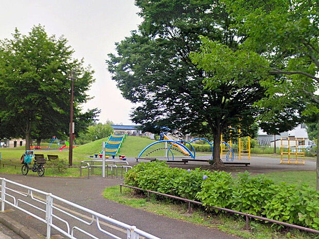 椚谷公園まで548m、「くぬぎやと」公園と読みます。一風変わった遊具が充実した小さなお子様に嬉しい公園です!