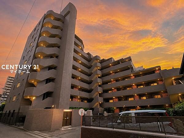 落ち着きのある夕暮れ、家族を優しく迎える住まいです♪（空と明かりなどはCG加工です）