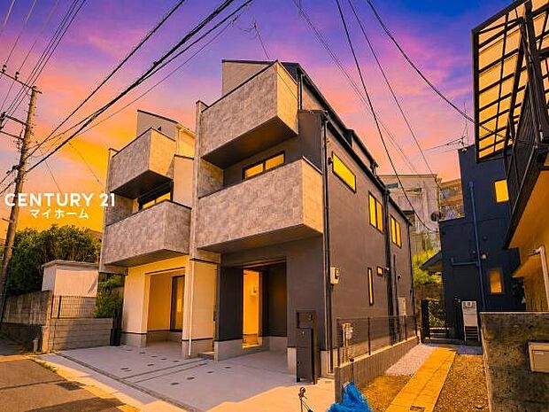 落ち着きのある夕暮れ、家族を優しく迎える住まいです♪（空と明かりなどはCG加工です）