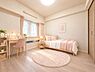 洋室：明るい光が差し込む洋室。お子様のお部屋にぴったりです♪（家具などはCG加工です。実際には設置していません）