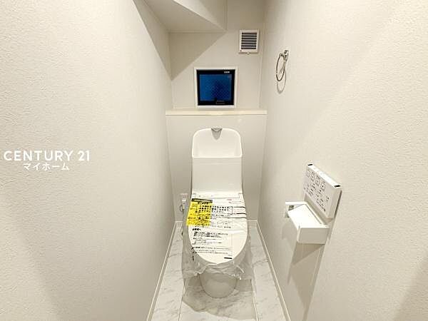 温水洗浄便座など快適な機能を備えた、清潔感あるトイレ♪
