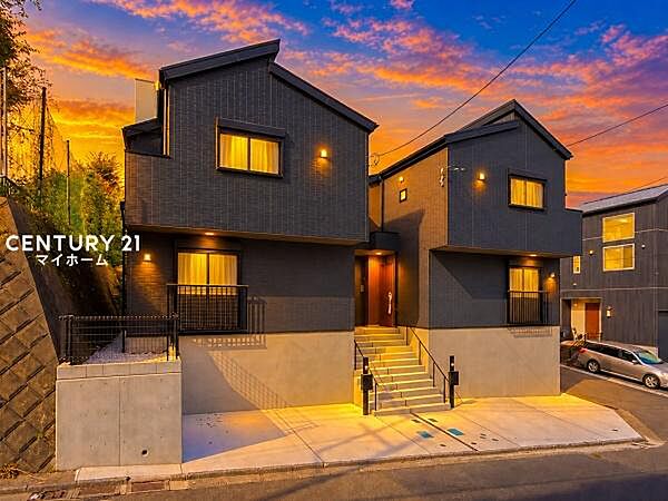 落ち着きのある夕暮れ、家族を優しく迎える住まいです♪（空と明かりなどはCG加工です）