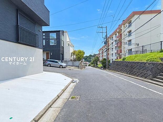 平坦で歩きやすく、見通しの良い綺麗な前面道路です♪