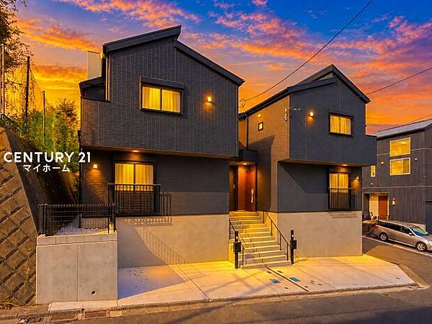 落ち着きのある夕暮れ、家族を優しく迎える住まいです♪(空と明かりなどはCG加工です)