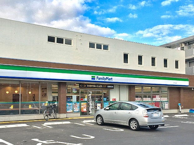 ファミリーマートさちが丘店まで874m、「桃源台」交差点近くにあるコンビニで、イートインコーナーも備えています。