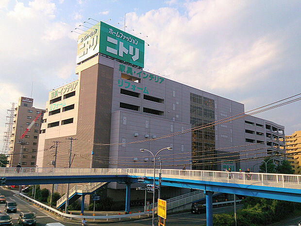 ニトリ新横浜店まで1077m、豊富な品揃えとリーズナブルな価格設定で人気の家具・インテリア店。生活雑貨・家電も取り扱っています。