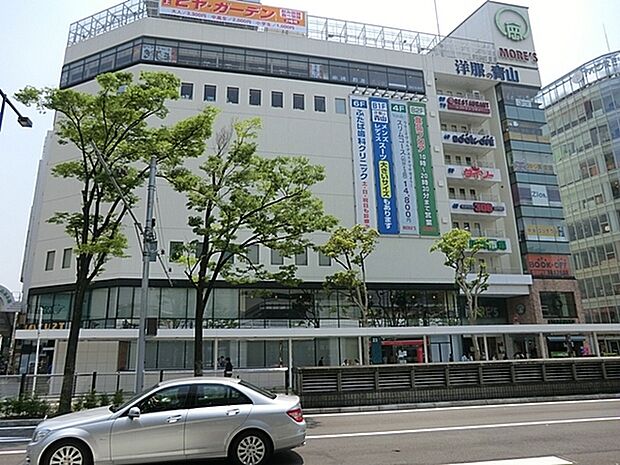 川崎モアーズまで925m、川崎駅東口にあるショッピングセンター。「100円ショップダイソー」と「ブックオフ」が複数のフロアで営業しています。
