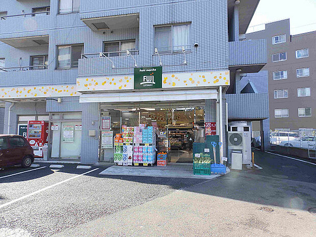 プチマルシェFUJI山元町店まで1115m、根岸森林公園近くにあるスーパー。夜21時まで営業しています。